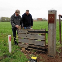 Pfosten, Tor, Grenze und Hecke bilden eine Linie