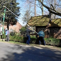 3-Der-Flaggenmast-wird-aufgerichtet