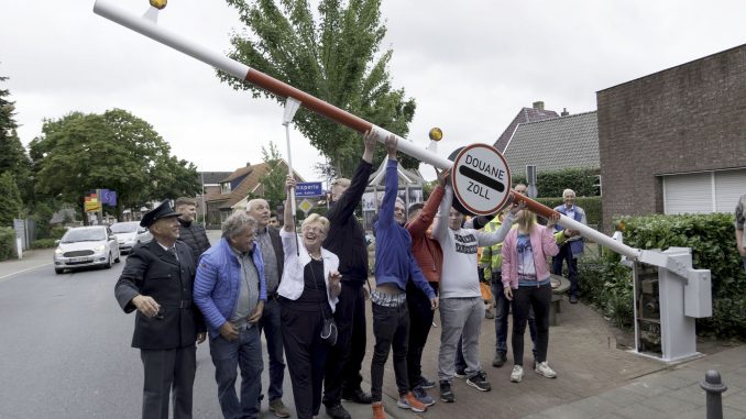 4 Die Beteiligten richten die Schranke auf