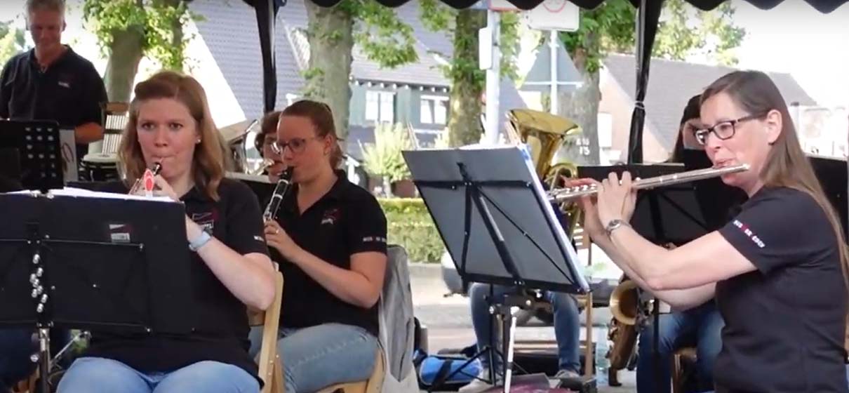 Rückblick auf Konzert des IKL Lowick auf dem Suderwicker Dorfplatz