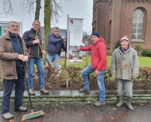 Aufbau der Infotafel ev. Kirche Suderwick 2 Tage vorher (Inge Hübers-Kemink)