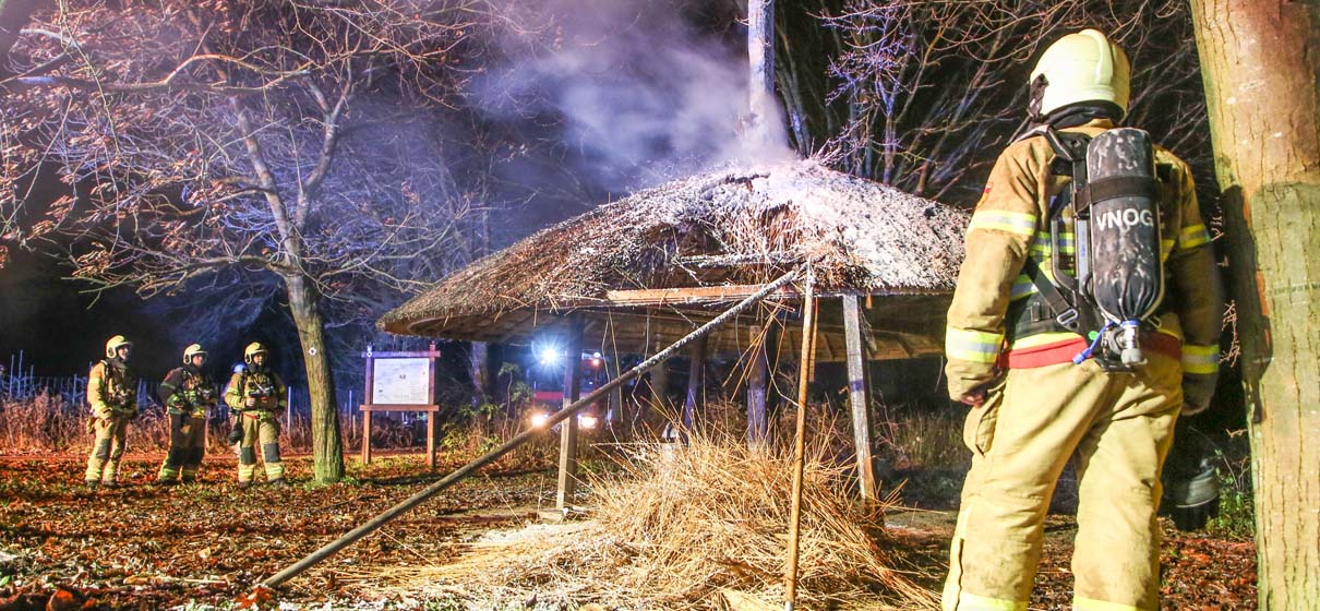 "Strohbarg" in Suderwick durch Feuer vollständig zerstört".