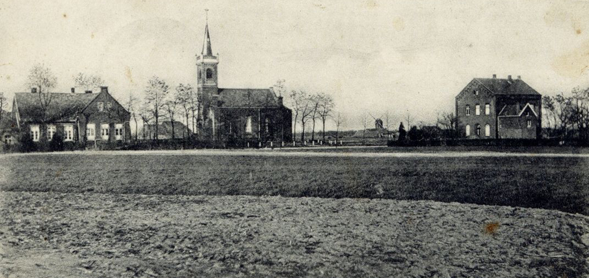 Mühle im Hintergrund der ev. Kirche (Quelle Archiv Heimatverein Suderwick)