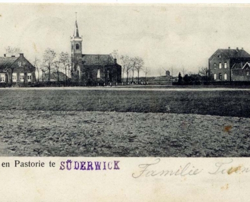 Mühle im Hintergrund der ev. Kirche (Quelle Archiv Heimatverein Suderwick)