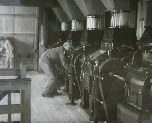 Arbeiten an den Walzenstühlen (Quelle Familie Hübers-Kemink)