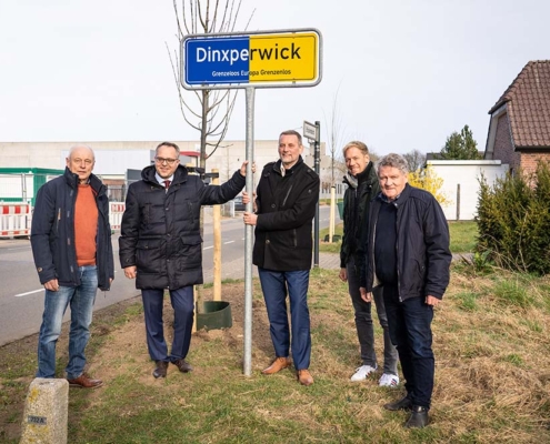 21 neue Linden wurden jetzt am Brückendeich/Anholtseweg gepflanzt. Im Bild: (von links) Johannes Hoven vom Heimatverein Suderwick, Bocholts Bürgermeister Thomas Kerkhoff, Aaltens Bürgermeister Anton Stapelkamp, Bocholts Stadtbaurat Daniel Zöhler und Freek Diersen, Ratsmitglied der Gemeinde Aalten. © Stadt Bocholt