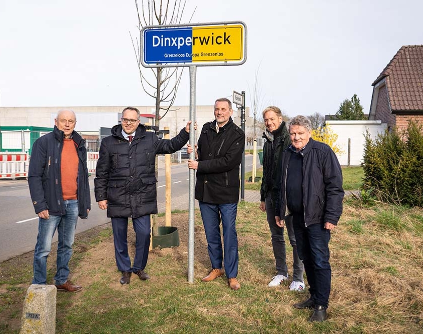 21 neue Linden wurden jetzt am Brückendeich/Anholtseweg gepflanzt. Im Bild: (von links) Johannes Hoven vom Heimatverein Suderwick, Bocholts Bürgermeister Thomas Kerkhoff, Aaltens Bürgermeister Anton Stapelkamp, Bocholts Stadtbaurat Daniel Zöhler und Freek Diersen, Ratsmitglied der Gemeinde Aalten. © Stadt Bocholt