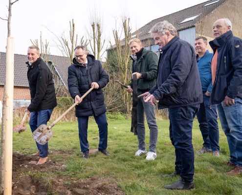 Die Bürgermeister Anton Stapelkamp (von links) und Thomas Kerkhoff legen bei der letzten Linde Hand an. Mit dabei sind Stadtbaurat Daniel Zöhler, Ratsmitglied Freek Diersen, Peter Schlabs vom Fachbereich Umwelt und Stadtgrün sowie Johannes Hoven vom Heimatverein Suderwick. © Stadt Bocholt