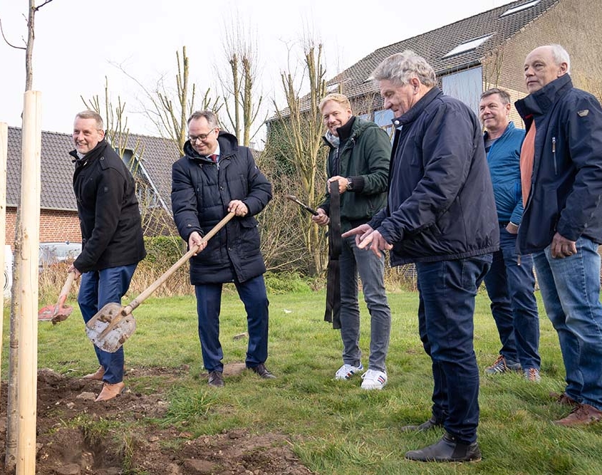 Die Bürgermeister Anton Stapelkamp (von links) und Thomas Kerkhoff legen bei der letzten Linde Hand an. Mit dabei sind Stadtbaurat Daniel Zöhler, Ratsmitglied Freek Diersen, Peter Schlabs vom Fachbereich Umwelt und Stadtgrün sowie Johannes Hoven vom Heimatverein Suderwick. © Stadt Bocholt