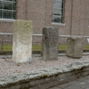 Drei Grenzsteine vor der Michaelskirche