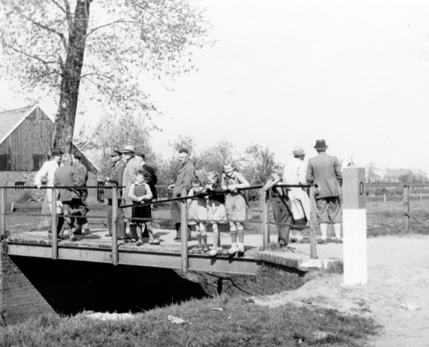 Neuer Grenzpfosten am Holtwicker Bach. Heute Beekweg. 1949