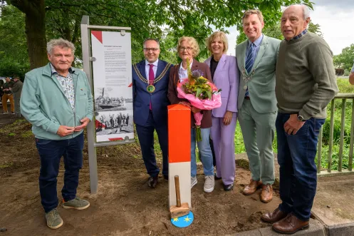 Frisch aufgestellter Grenzpfahl mit Holzhammer am 1.8.2023