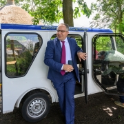 Bürgermeister Kerkhoff steigt aus dem Electrocar