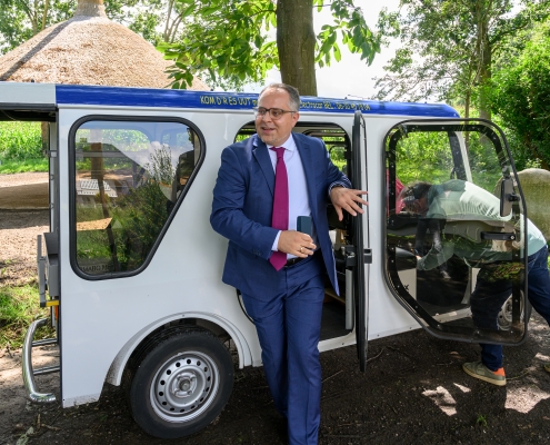 Bürgermeister Kerkhoff steigt aus dem Electrocar