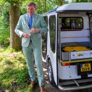 Burgemeester Stapelkamp steigt aus dem Electrocar