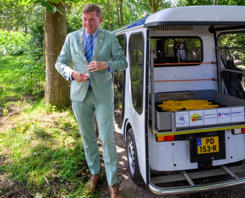 Burgemeester Stapelkamp steigt aus dem Electrocar