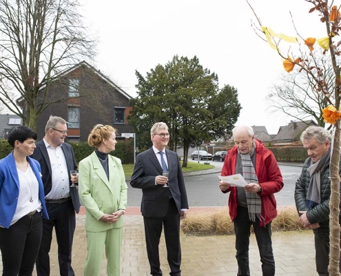 Der geschmückte Baum wird überreicht_ Foto Svenja Hahn