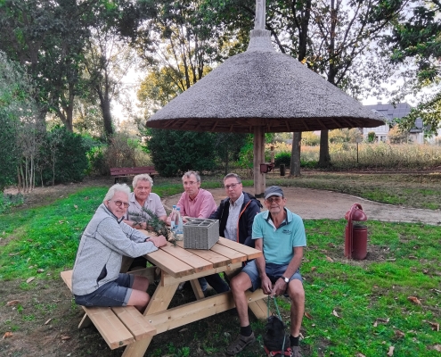 Der neue Picknickplatz wird von Helfern eingeweiht (Foto Johannes Hoven)