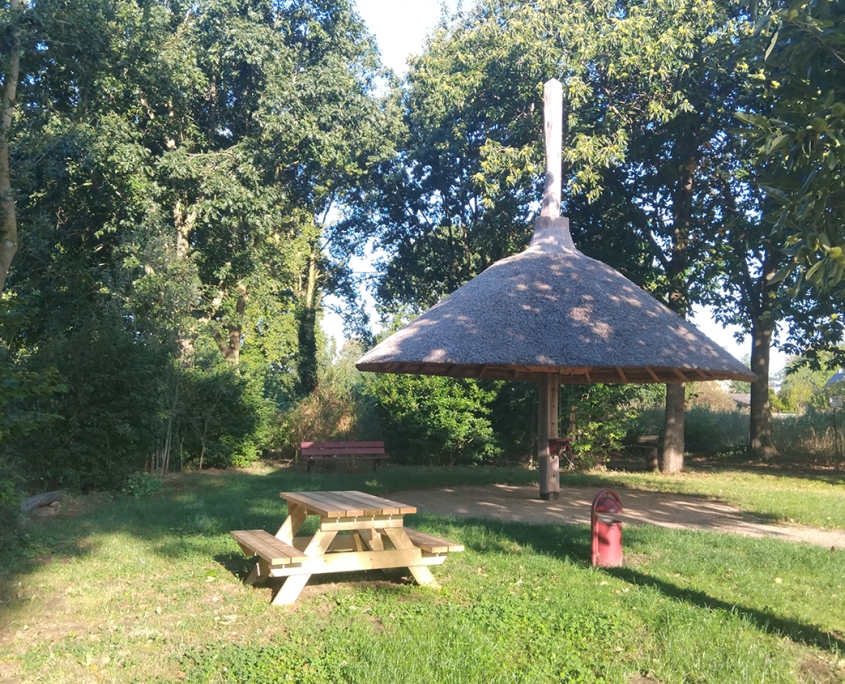 Strohbarg mit Picknicktisch 2025 (Foto Johannes Hoven)