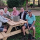 Der neue Picknickplatz wird von Helfern eingeweiht (Foto Johannes Hoven)