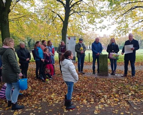 Begrüßung mit Scheckübergabe, vrnl. Erik Grooters, Kerstin Erkens, Johannes Hoven, Henk-Jan Bussink Begrüßung mit Scheckübergabe, vrnl. Erik Grooters, Kerstin Erkens, Johannes Hoven, Henk-Jan Bussink