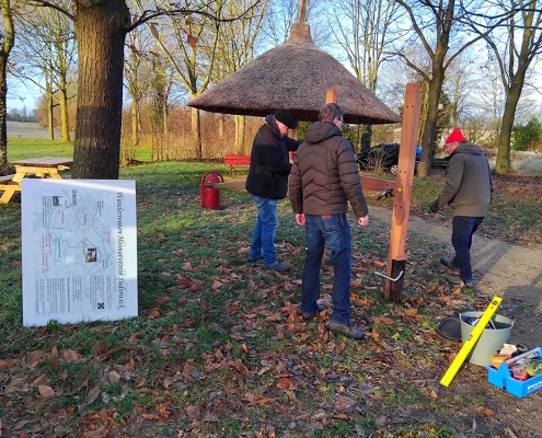 Zuerst das neue Gestell, dann die Infotafel