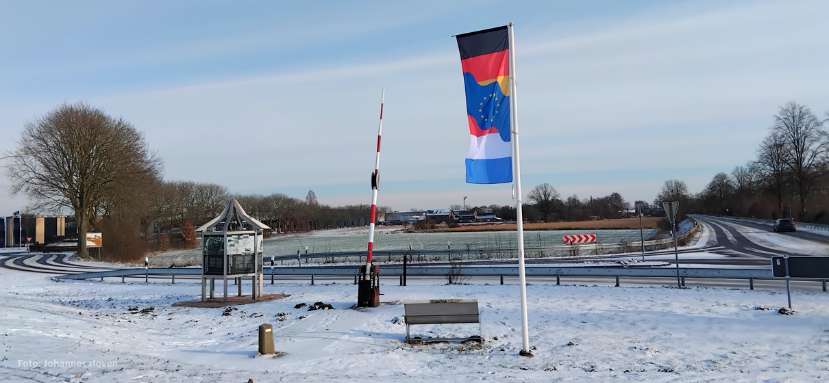 Neues vom Büdeken mit Zollschranke und Hügel am Grenzübergang „Brüggenhütte“ in Dinxperlo/Suderwick