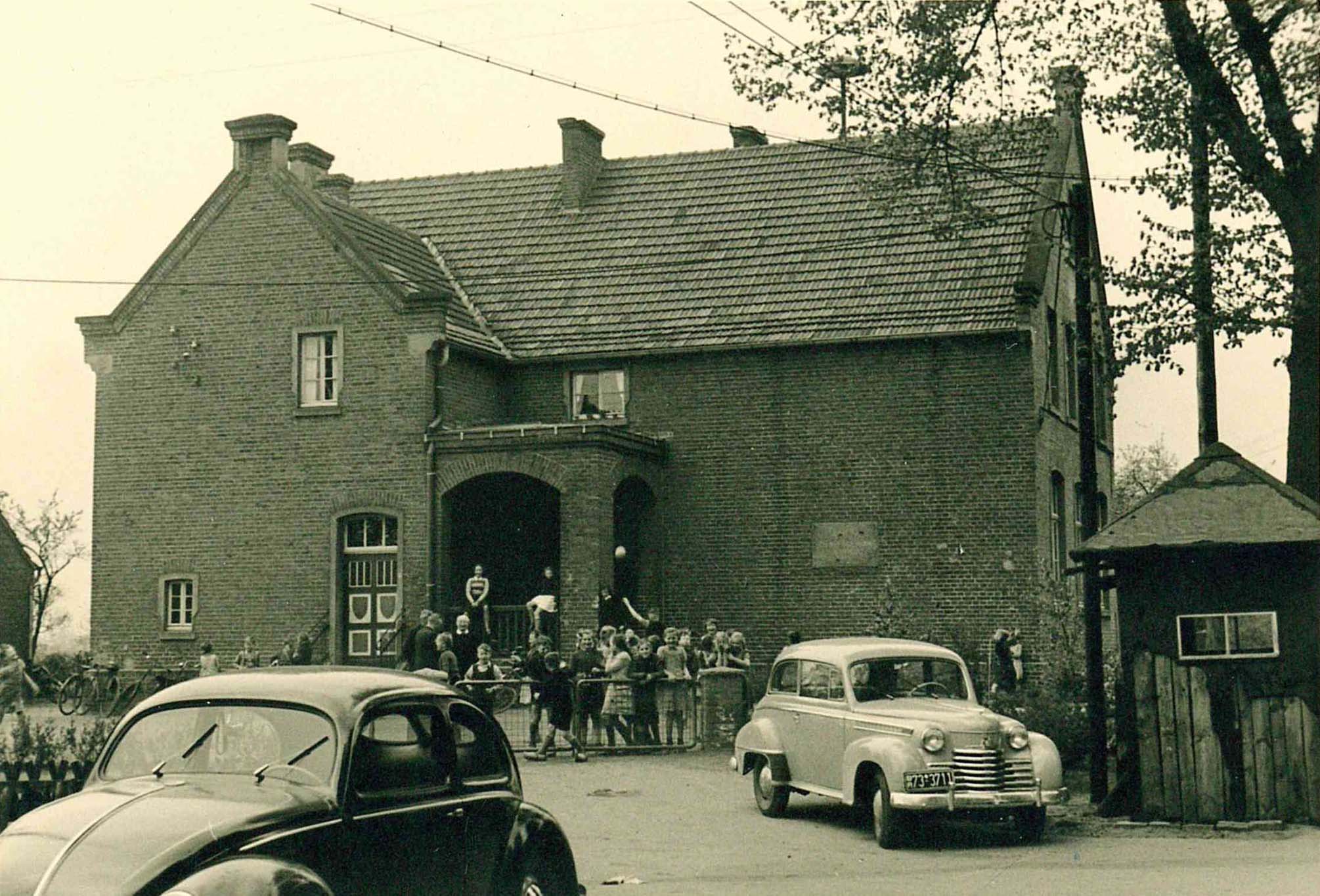 Evangelische Volksschule Suderwick 1949 mit Zollsperrbude Evangelische Volksschule Suderwick 1949 mit Zollsperrbude