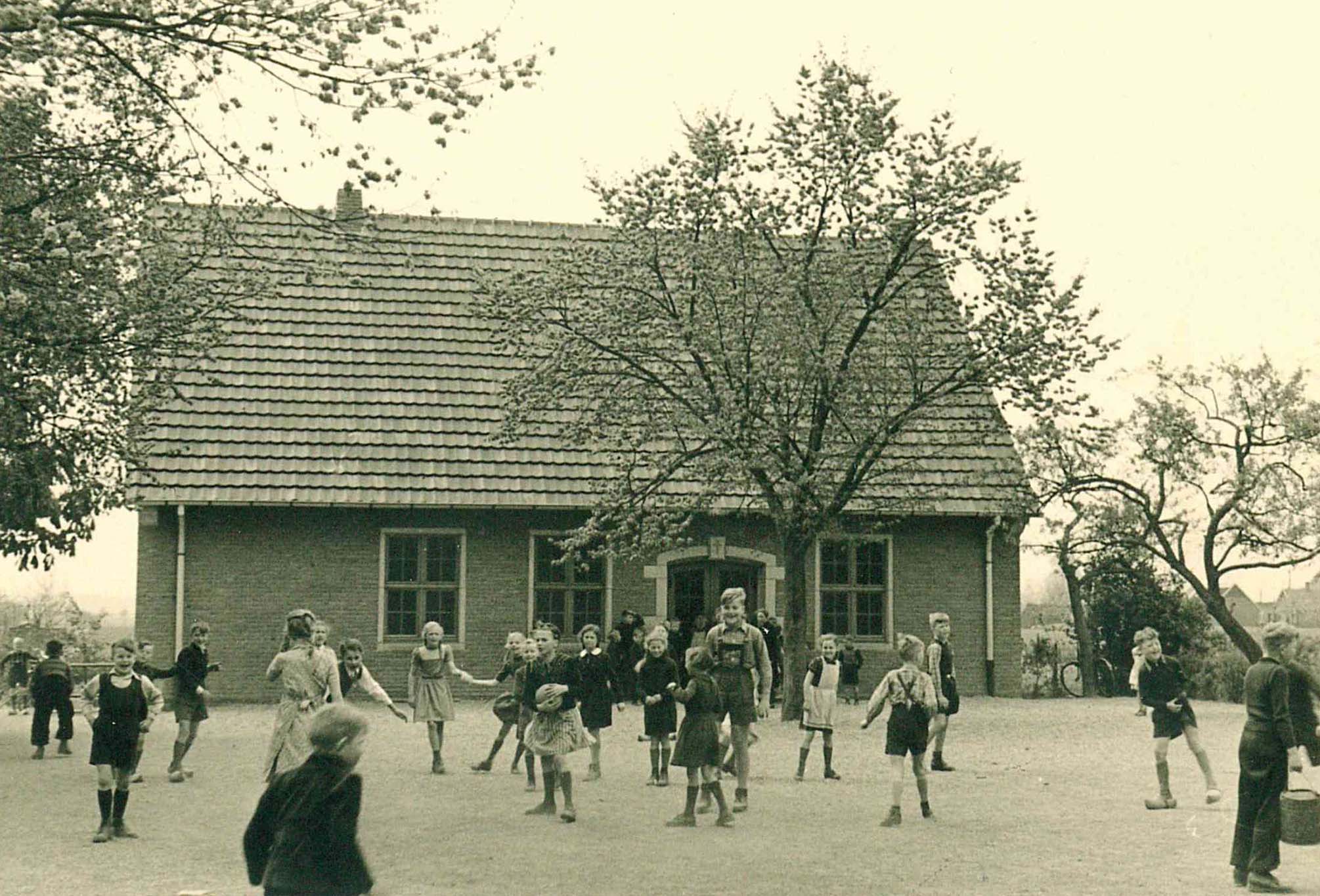 Ausweichschule Suderwick 1950 - 1952 Foto Stadtarchiv Bocholt Ausweichschule Suderwick 1950 - 1952 Foto Stadtarchiv Bocholt