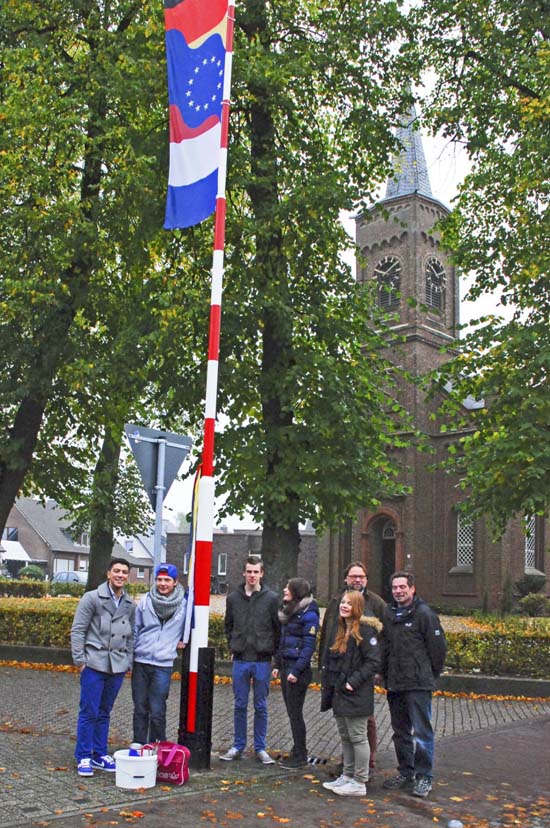 Fahnenmast Grenzweg mit Schülern Bocholter Berufs-Kolleg West Fahnenmast Grenzweg mit Schülern Bocholter Berufs-Kolleg West
