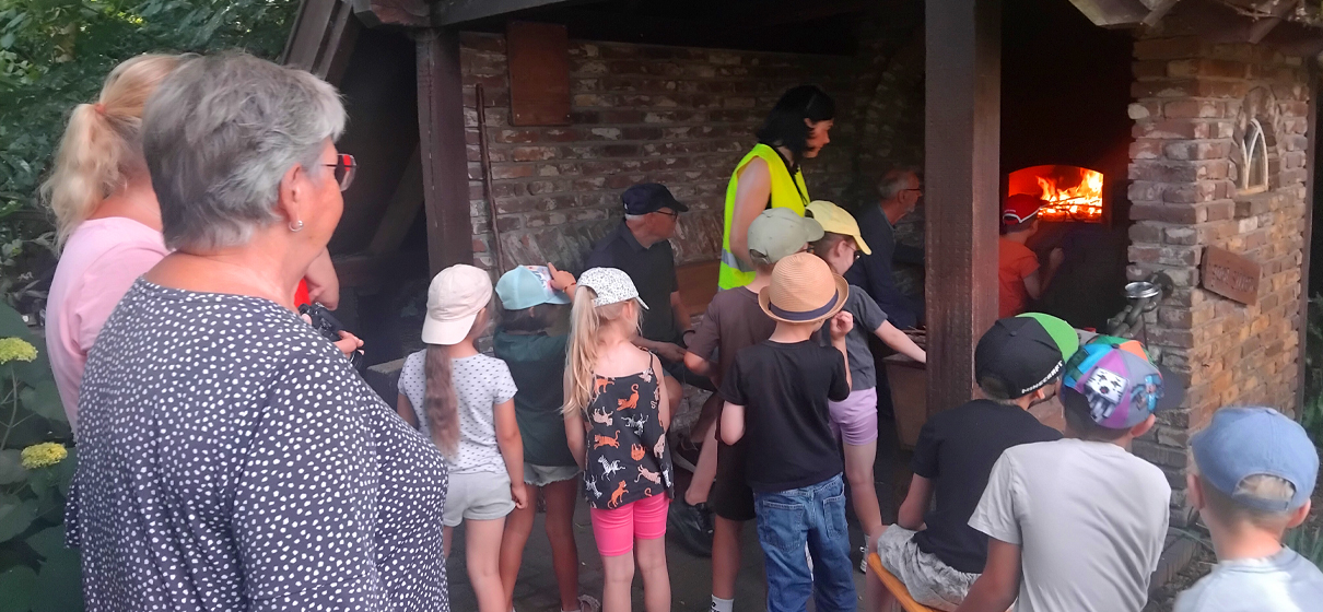 Kita-Kinder besuchen das Backhaus