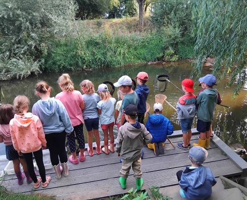 Die Kinder erwartungsvoll am Steg