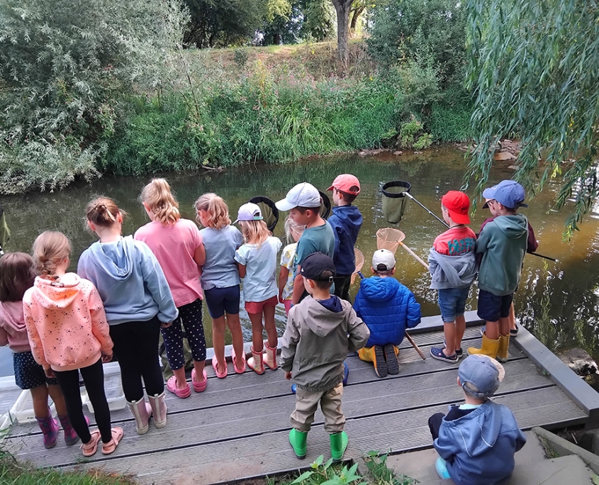 Die Kinder erwartungsvoll am Steg