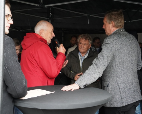 Bürgermeister Stapelkamp interviewt Johannes Hoven und Freek Diersen, Foto de Band