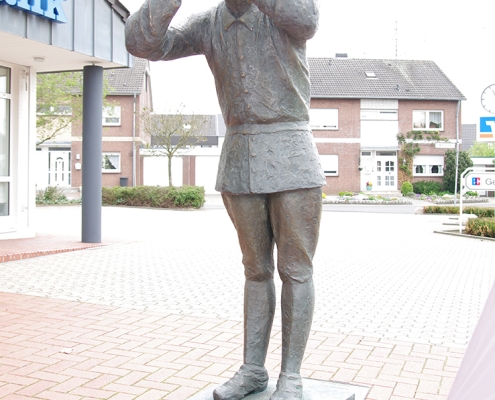 Zöllner mit Fernglas, Foto Jürgen Ebert