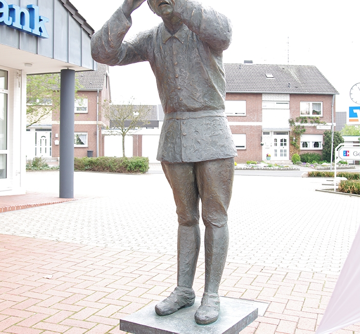 Zöllner mit Fernglas, Foto Jürgen Ebert