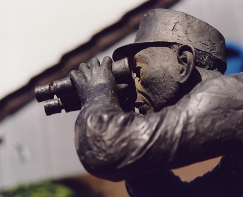 Detail Zöllner mit Fernglas, Foto Jürgen Ebert
