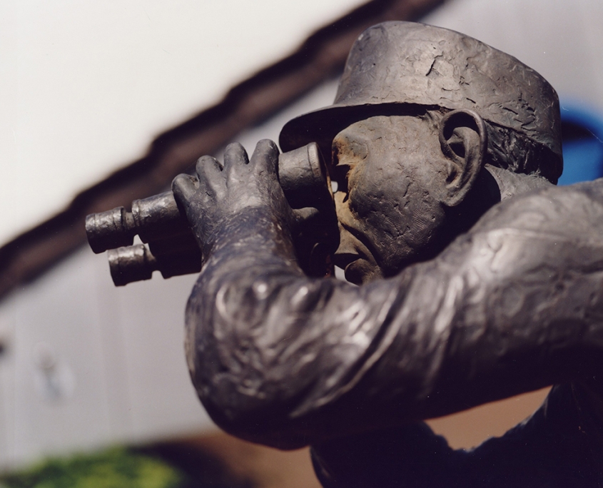 Detail Zöllner mit Fernglas, Foto Jürgen Ebert