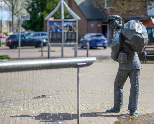 Schmuggler mit Zollschranke auf Suderwicker Dorfplatz, Foto Joop van Reeken