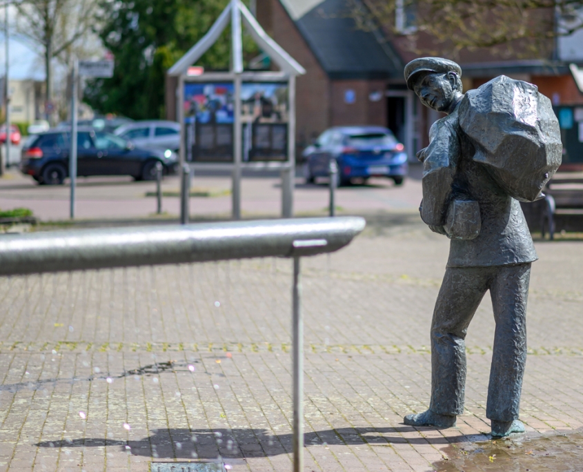 Schmuggler mit Zollschranke auf Suderwicker Dorfplatz, Foto Joop van Reeken